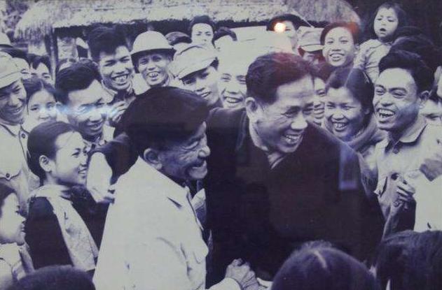 邓小平访问美国时巧施奇谋，对越反击战后，让北方百万苏军不敢动