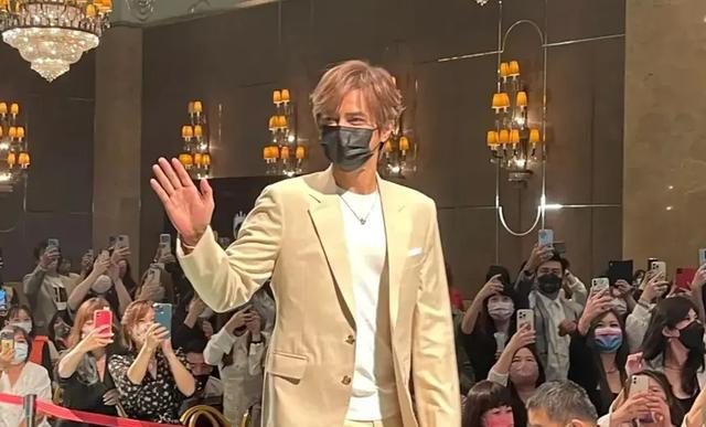 鹿晗浮肿到快睁不开眼，罗志祥苹果肌飞起，男明星状态太糟糕