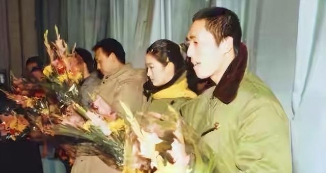 张艺谋72岁生日，陈婷晒出18岁儿子录取通知书，她真比巩俐强？