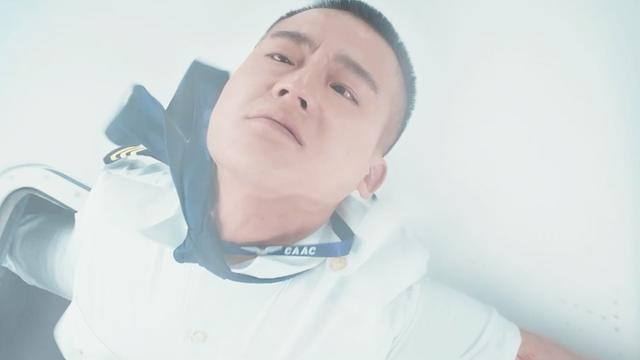 飞机万米高空玻璃爆裂,副机吸出窗外,机长34分钟迫降128人!催泪片
