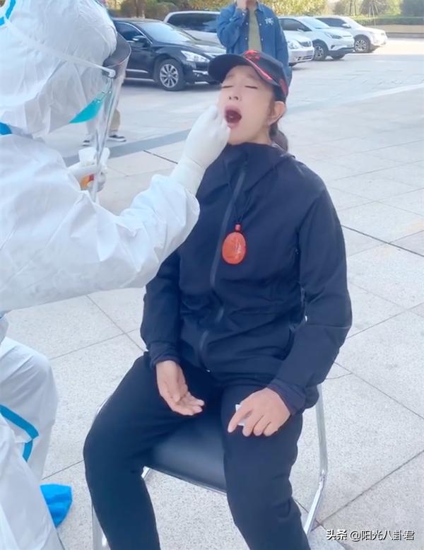 69岁刘晓庆做核酸检测狂卖萌，化浓妆开十级美颜，面容僵硬好吓人