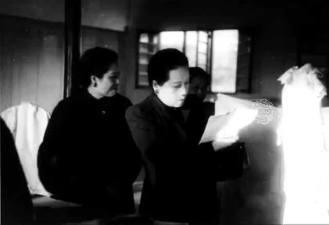 得知宋庆龄逝世，宋美龄翻画册两小时数次落泪，为何拒绝回国奔丧