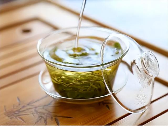 绿茶放了10年还能喝吗？绿茶的最佳饮用期，到底是多长时间？