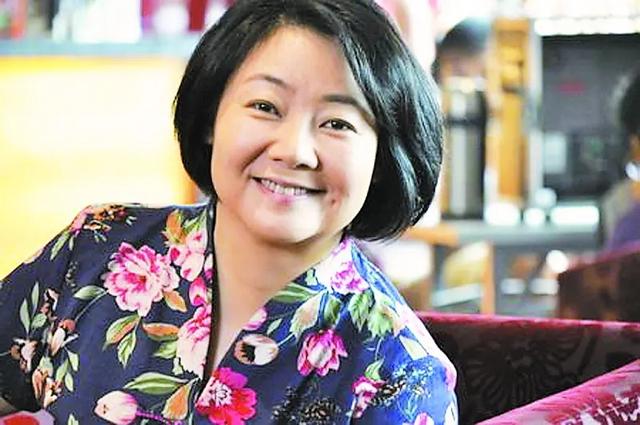 《情满九道弯》杀青，热依扎演北京姑娘，萨日娜出演的母亲有点刁