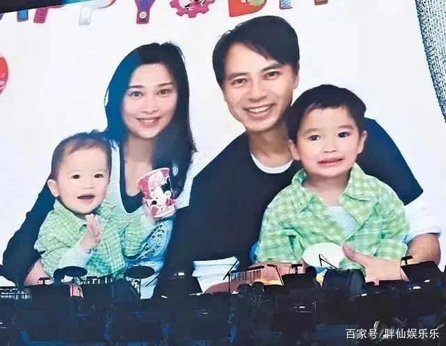 李克勤已经结婚30年了，过着完全清白的生活，没有任何丑闻。没有什么比这更让人羡慕爱情的了。
(图12)