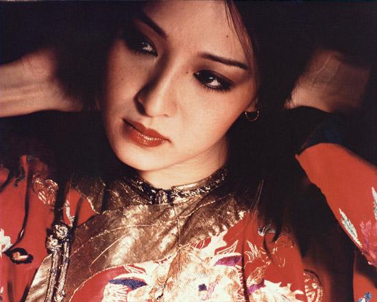 施思,原名雷秋施,原籍湖南,出生于台湾.