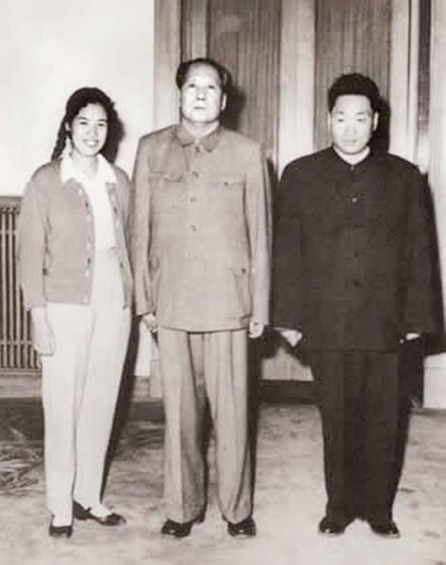 1957年毛主席去看望儿子，闲聊间毛岸青想到一事：爸爸你说怪不怪