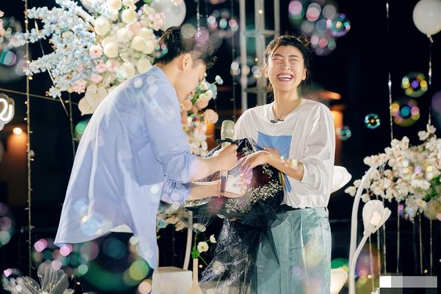 奥运冠军徐梦桃被求婚成功！男友单膝下跪献大钻戒，女方激动落泪