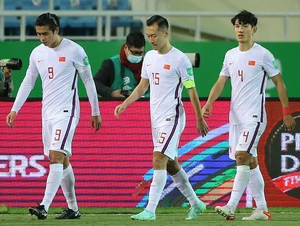 国足无缘世界杯，足协下狠手！曝中超第3次降薪，国脚月薪剩25万