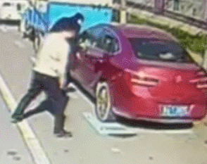 看到孩子被困车内，他灵机一动……