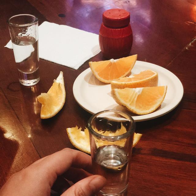 那些年，我曾捧著小吃與世界合影