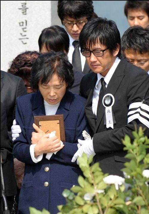 2008年10月2日凌晨,和母亲道了晚安后,崔真实假装去卫生间,反锁门后给