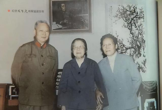 45年毛主席赴重庆谈判，龙飞虎两夜假装酣睡，手中的枪一直上着膛
