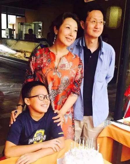 50岁孙悦晒出生时老屋，被儿子吐槽像鬼屋，17年前嫁身家10亿富商