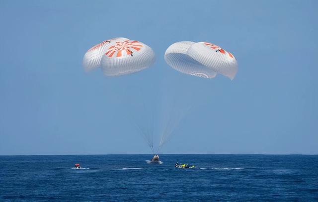 4名游客从太空回到地球就行走，为何神舟十三号航天员被抬着走