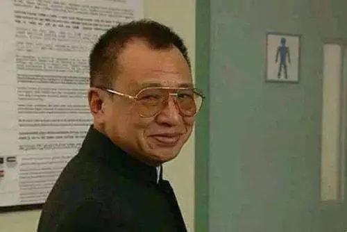 “快乐兄弟”许绍雄:他47年来从未当过男主人，但现在71岁的他却被曝出丑闻。
(图23)
