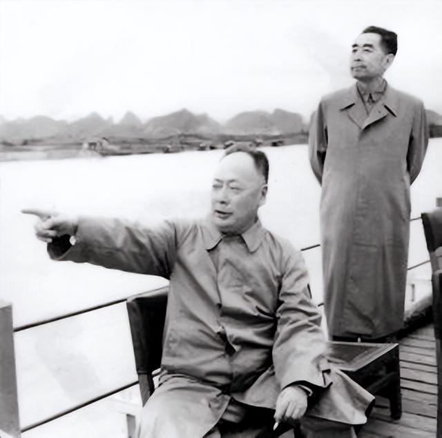 1972年，毛主席穿睡衣参加陈毅追悼会，遗孀眼含泪花：您怎么来了