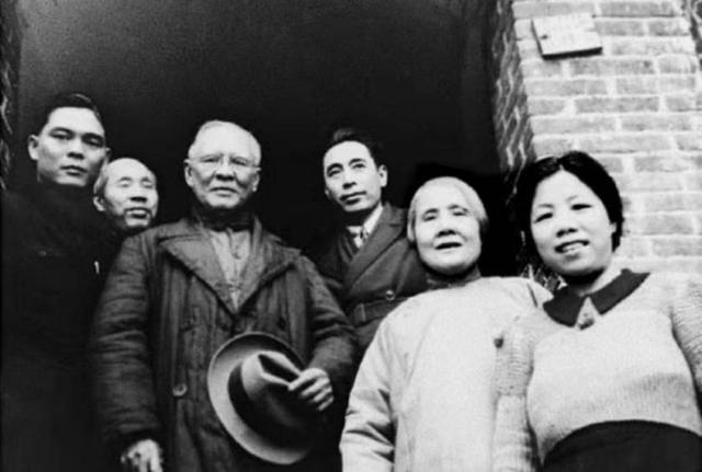 周恩来很少谈起父亲，一次和亲属闲聊时，他说：我对父亲是同情的