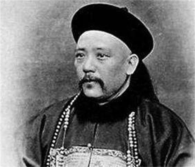 袁世凯生命最后时刻：一顿饭顶秘书十天饭量，像只鸭子般摇摇晃晃