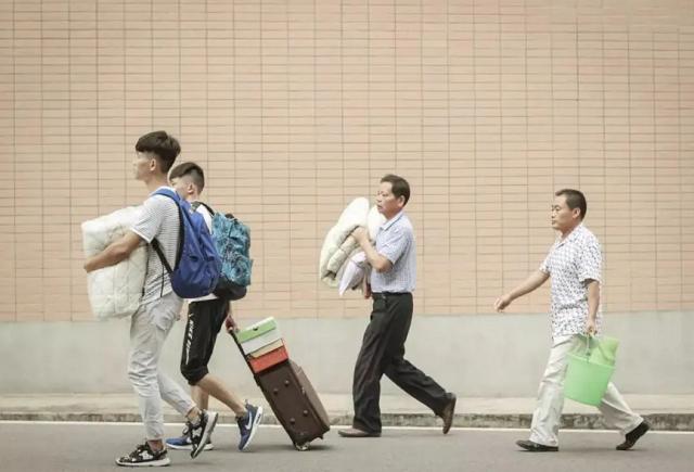因一包酸菜，导致康师傅、统一流失数亿市值，严钦武到底什么来头