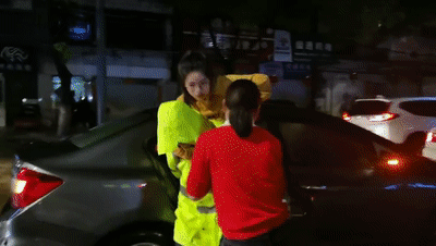 一场暴雨侵袭当阳，他们在暴雨中各种背、各种推、各种抬、各种扶、各种守……