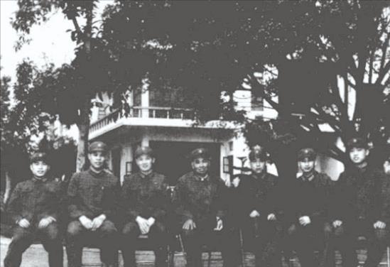 1973年毛泽东让许世友多读书，许世友命下属编写“特供版”红楼梦