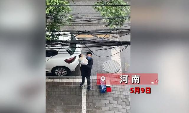 2022-05-11 男子冒雨给前妻和孩子送物资