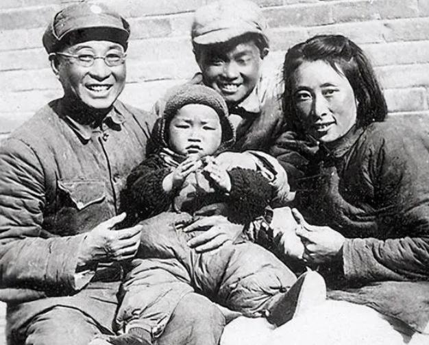 陈赓去世31年后，妻子傅涯前往台湾，下飞机后：不知道该上哪辆车