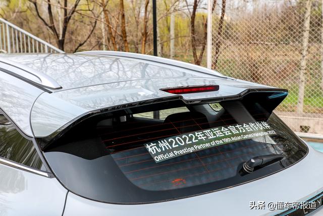 新车 | 摩登灰+蓝白内饰，吉利帝豪S跨界玩家版实车亮相，更加年轻