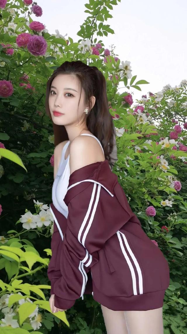 四月蔷薇开，美人更可爱