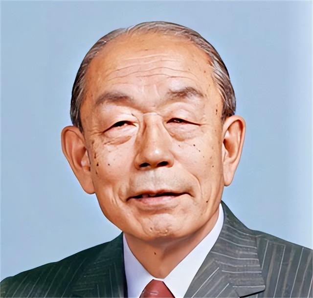 1978年日本记者刁难：钓鱼岛属于哪国，邓小平巧妙应答令人佩服
