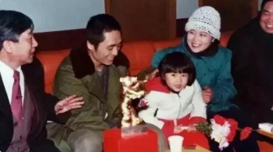 张艺谋岳母：比女婿小11岁无代沟，陪女儿走过“地下”10年无遗憾