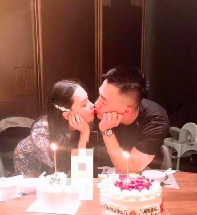 张馨予罕见秀恩爱，军人老公换新发型变小奶狗，邪魅一笑太撩人