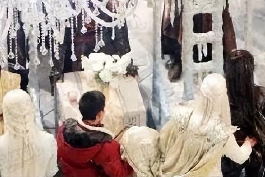 和赵丽颖离婚后，冯绍峰过得怎样了？