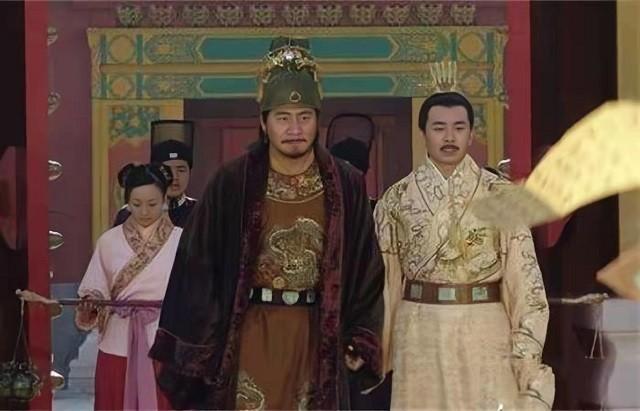 朱元璋给儿子剥橘子，马皇后却突然喊道：你爹要杀你快跑