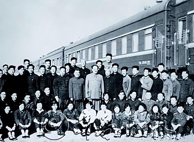 1976年毛泽东临终前，曾交代张玉凤：我去世后每年到我坟上看看我