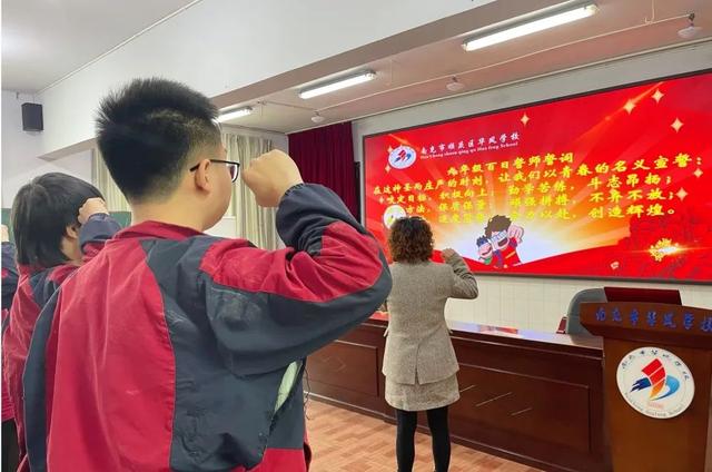 厉兵秣马，决胜百日——华凤学校举行中考百日誓师大会