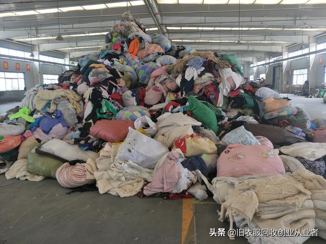 回收旧衣服一年赚200万（回收旧衣服一年赚200万真的吗-回收旧衣服干什么用-）