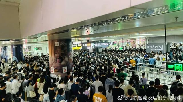 深圳报复性复工：地铁挤成演唱会现场，扛主机的打工人重现江湖