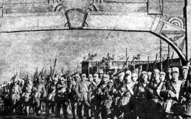 1941年毛主席遇刺，刺客将木棒狠狠抡向主席后脑，蒋泽民挥臂挡住