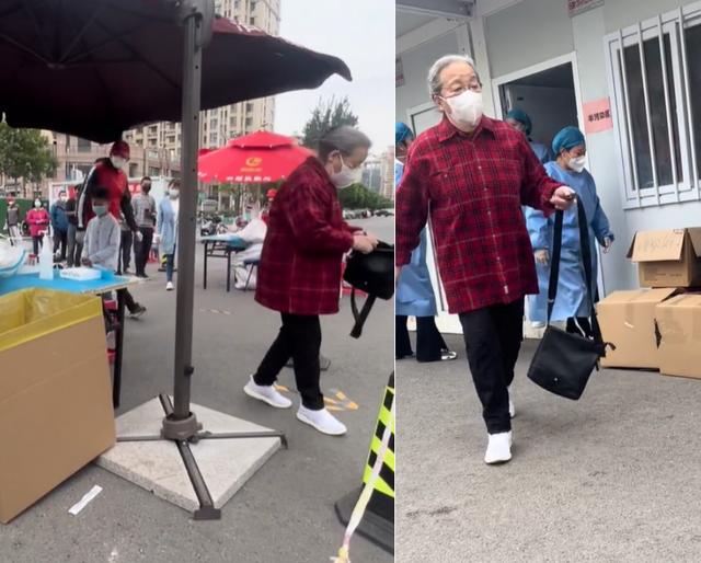 86岁李明启做核酸被拍！拎布包全身无名牌，现场双手合十连连道谢