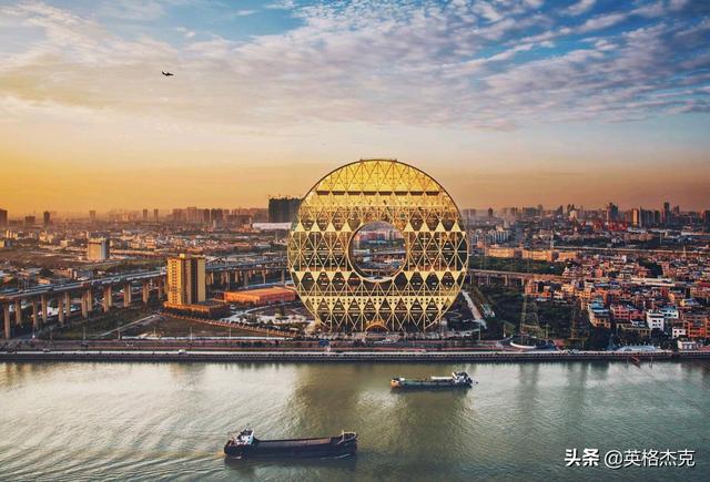 美國遊客到廣州旅行，看到銅錢大廈後直言：這設計很奇怪
