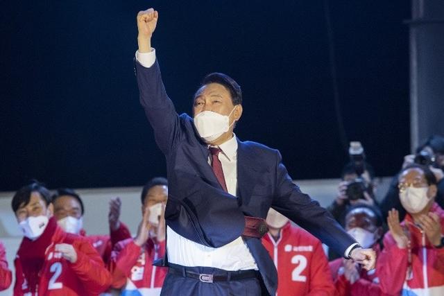 文在寅：11年孤胆复仇，将朴槿惠李明博送进监狱，难逃青瓦台魔咒