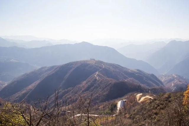 一山一路孤零零一棟老房子，秦嶺鎮安海棠山，山頂還住著一戶人家