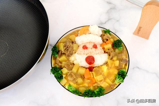 孩子要吃咖喱饭，妈妈做了份圣诞款咖喱牛肉蛋包饭，孩子特开心