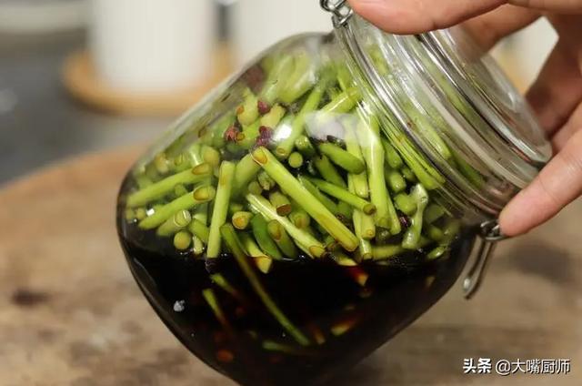 腌蒜薹有讲究，分享母亲用了40年的方法，腌好酸辣爽脆，能放一年