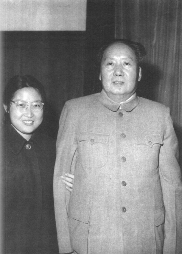 64年李敏去参观博物馆，讲解员小声说：那个女孩长得很像毛主席