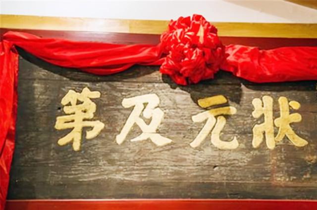 秦桧后人考上状元，经过岳飞坟墓时作了两句诗，被后人称赞不已
