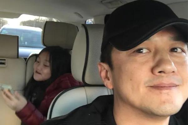 没被唇腭裂毁掉！作品价值百万，闺蜜个个大牌，李嫣如何做到的？