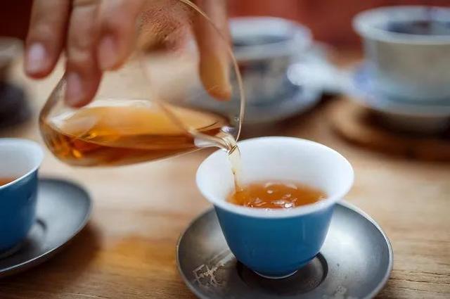 建议中老年人，别管有钱没钱多喝这“5茶”，身体强壮，气色好